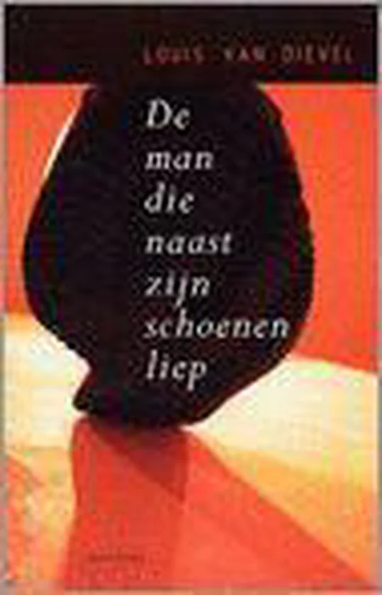 De man die naast zijn schoenen liep