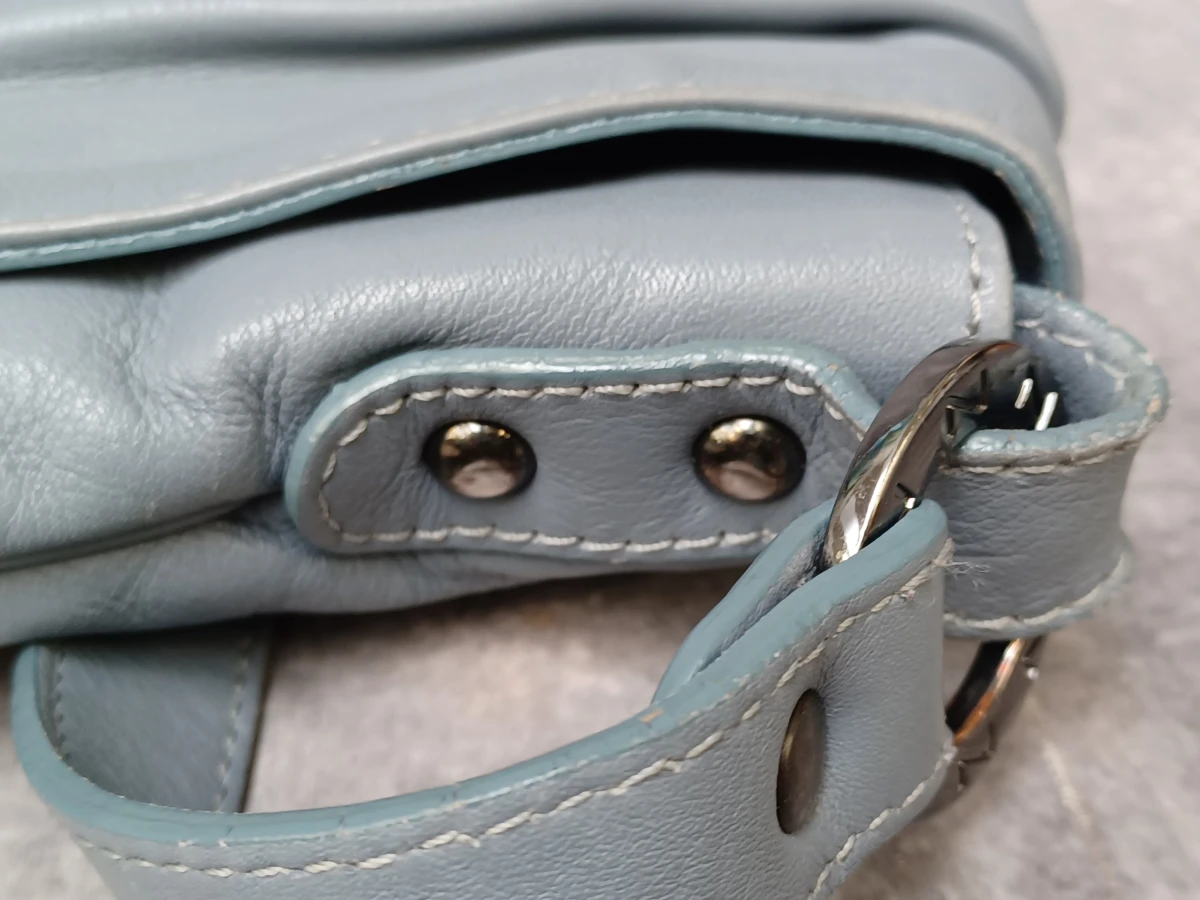 Elegante lichtblauwe lederen schoudertas van Nathan-Baume