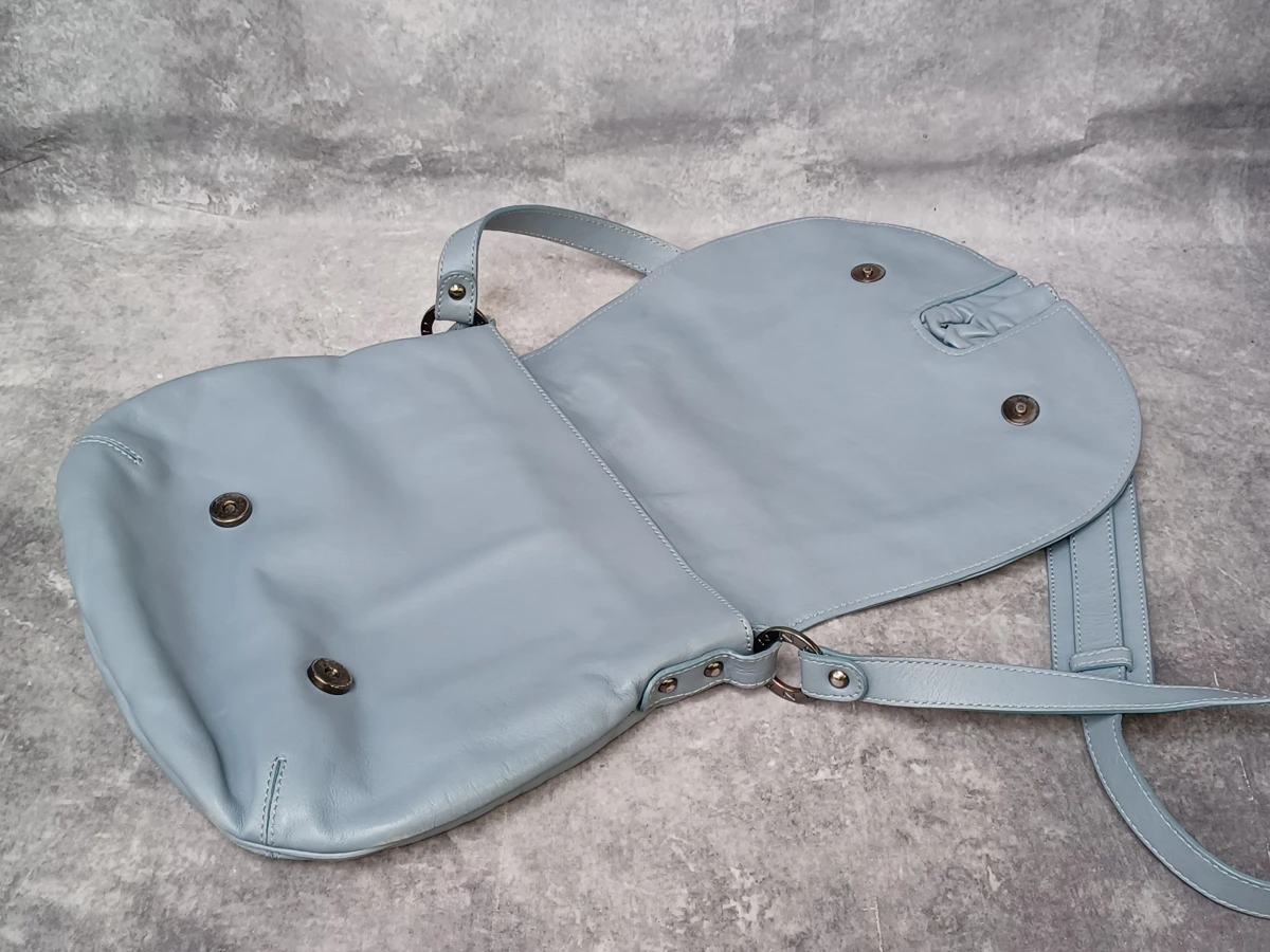 Elegante lichtblauwe lederen schoudertas van Nathan-Baume
