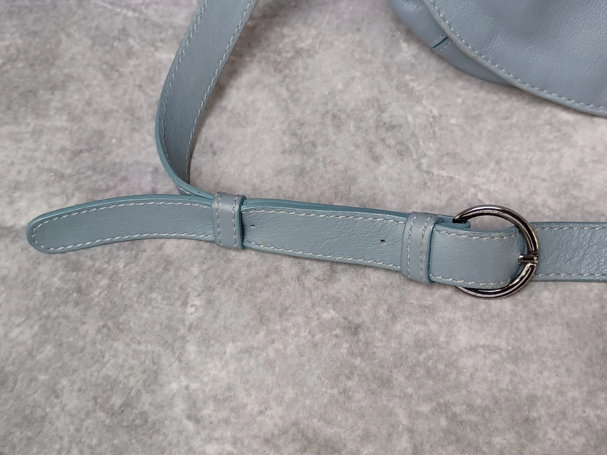 Elegante lichtblauwe lederen schoudertas van Nathan-Baume