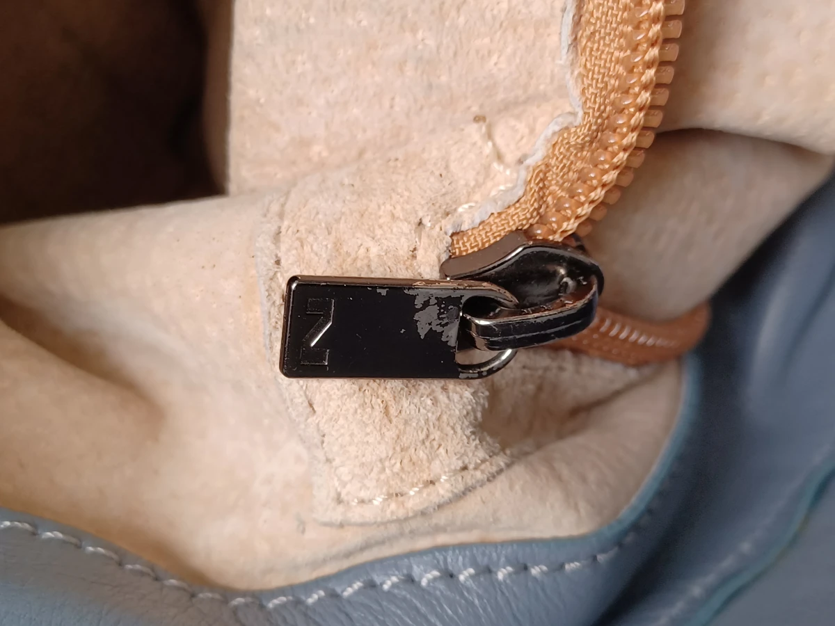 Elegante lichtblauwe lederen schoudertas van Nathan-Baume