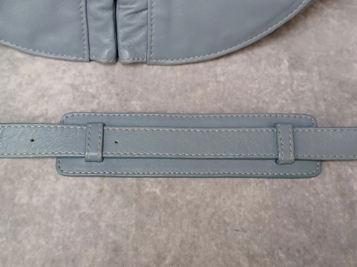 Elegante lichtblauwe lederen schoudertas van Nathan-Baume