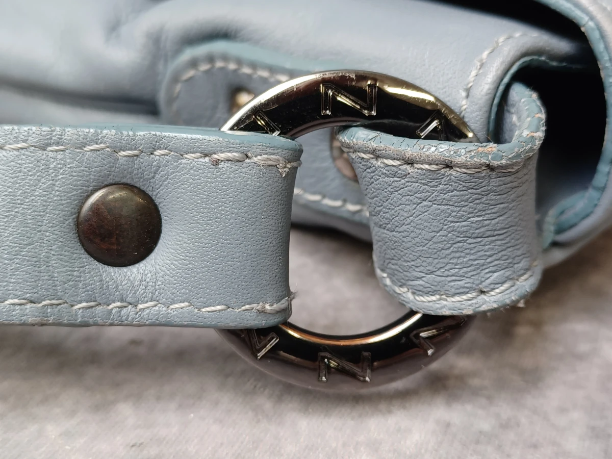 Elegante lichtblauwe lederen schoudertas van Nathan-Baume