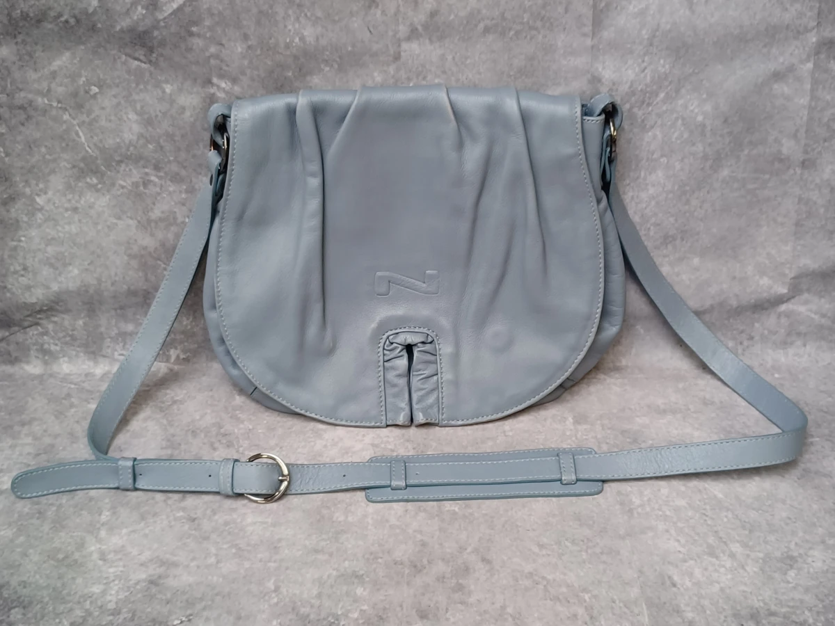 Elegante lichtblauwe lederen schoudertas van Nathan-Baume