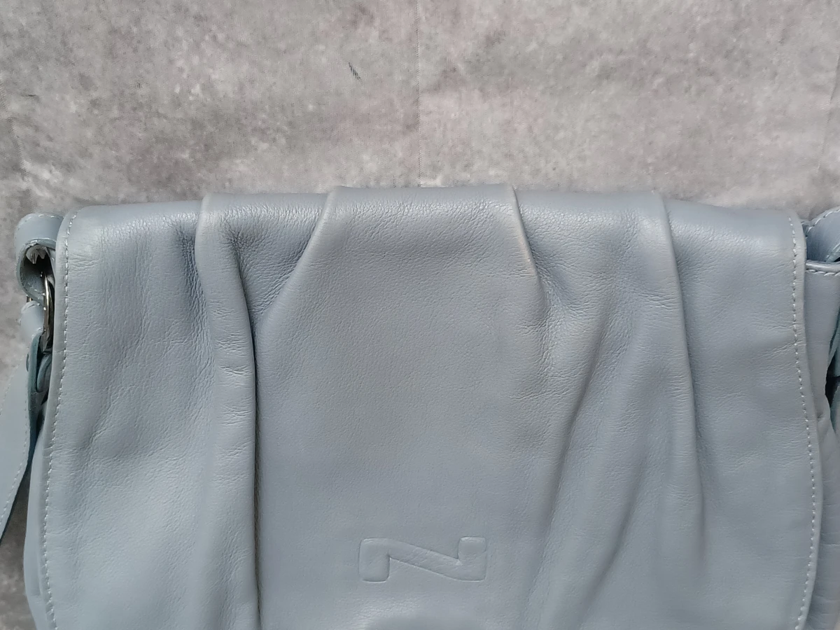 Elegante lichtblauwe lederen schoudertas van Nathan-Baume