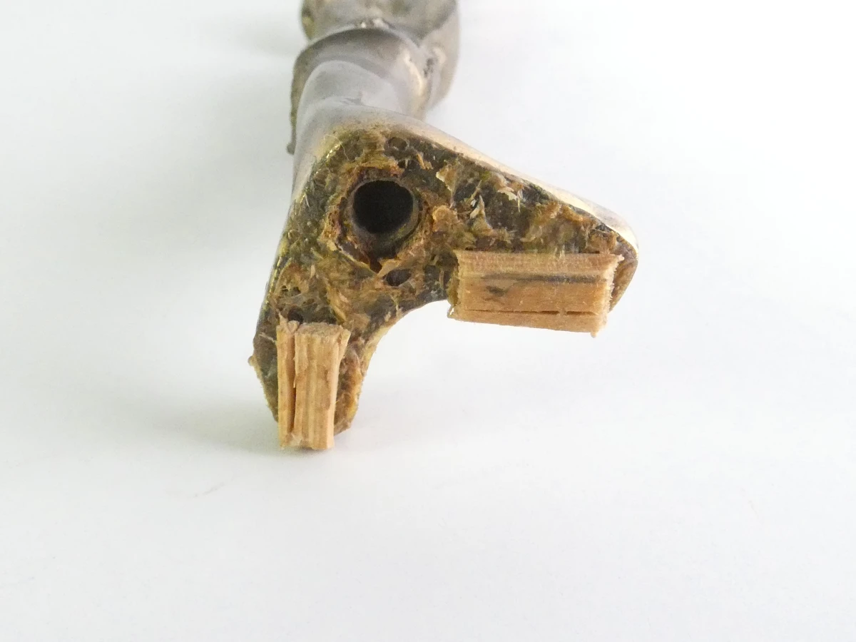 Abstract, gestileerd vrouwenfiguur in messing