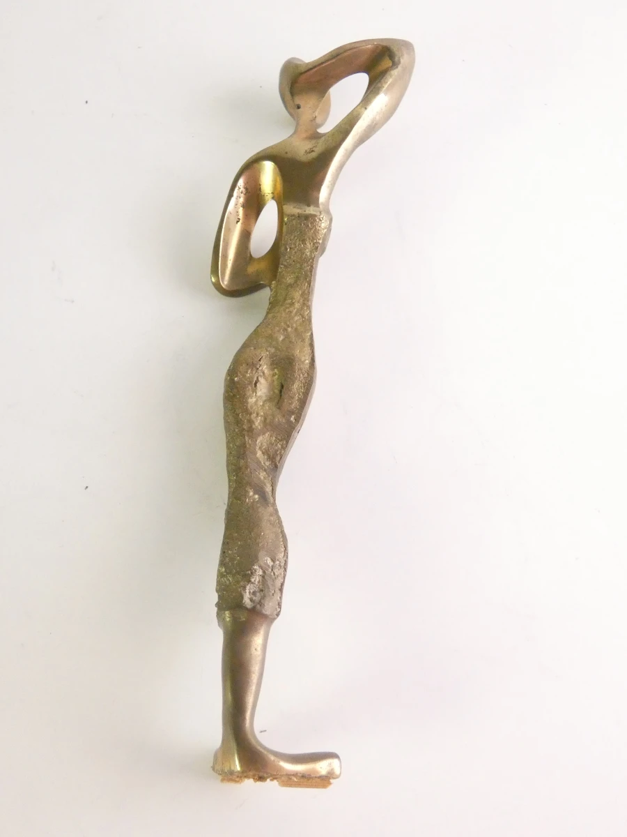 Abstract, gestileerd vrouwenfiguur in messing