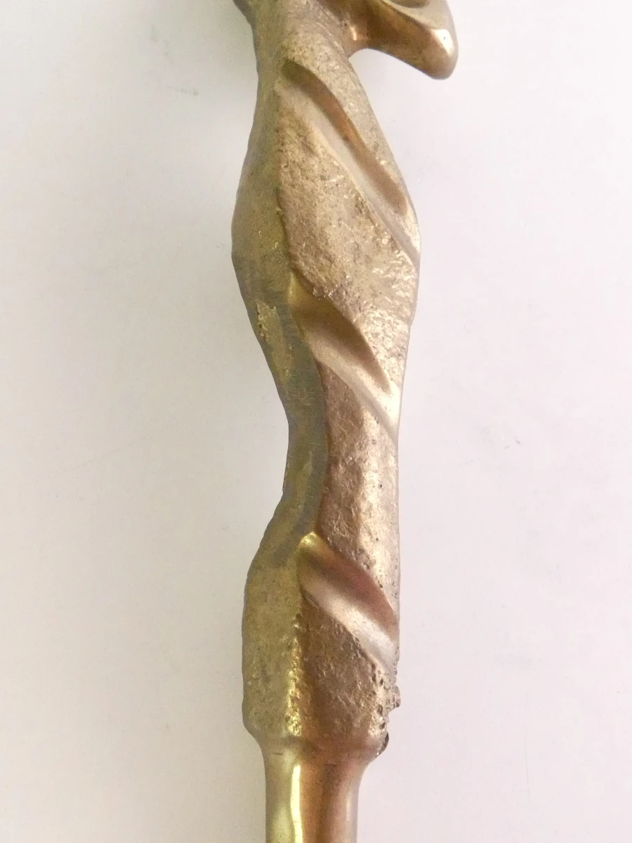 Abstract, gestileerd vrouwenfiguur in messing