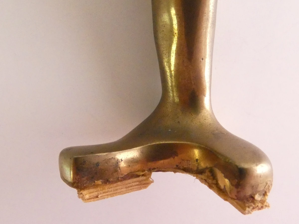 Abstract, gestileerd vrouwenfiguur in messing