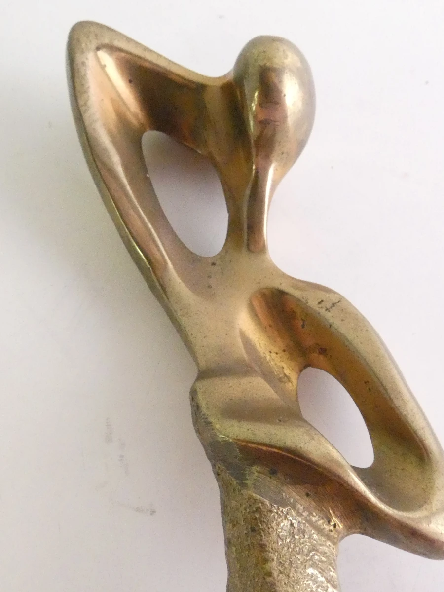 Abstract, gestileerd vrouwenfiguur in messing