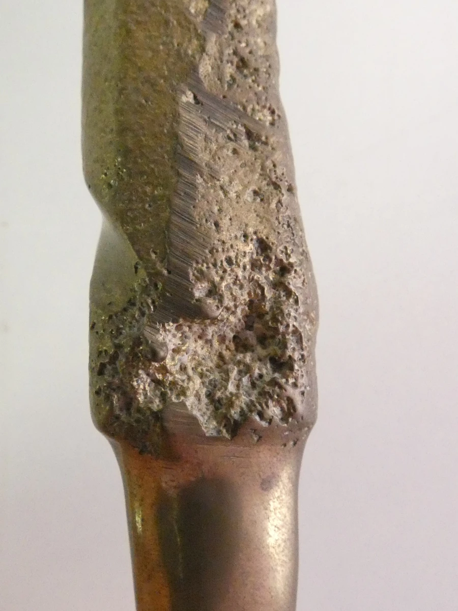 Abstract, gestileerd vrouwenfiguur in messing