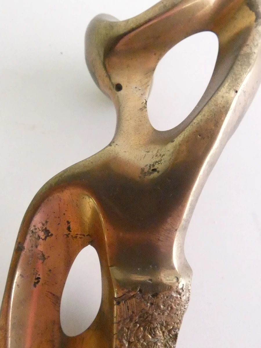 Abstract, gestileerd vrouwenfiguur in messing