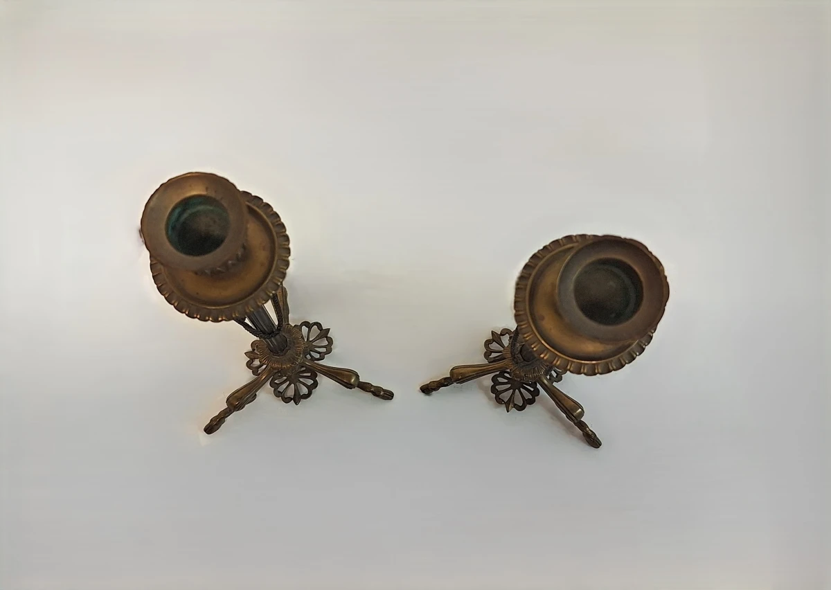 2 bronskleurig Kandelaars.