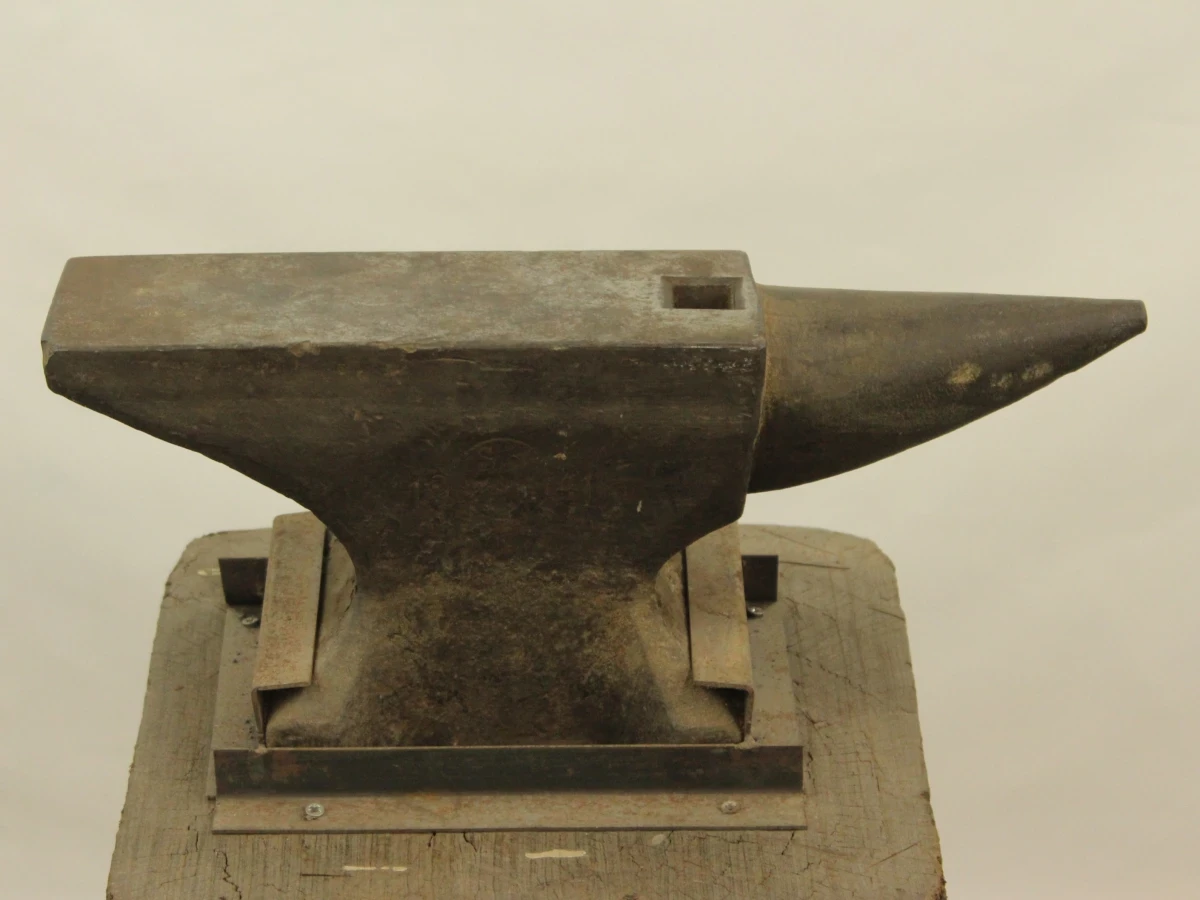 Oud smeed aambeeld op massief houten werkblok - 90,40 kg
