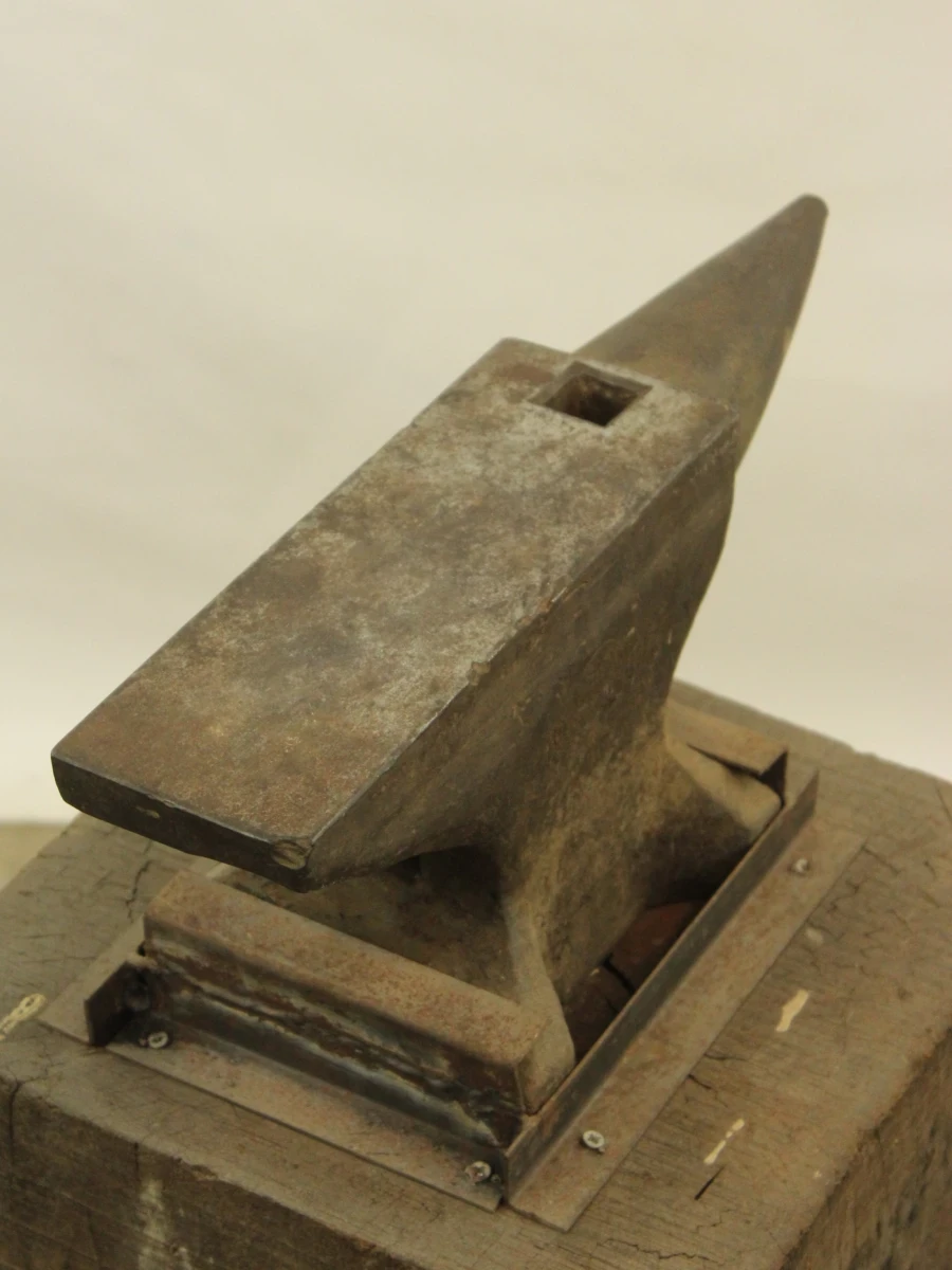 Oud smeed aambeeld op massief houten werkblok - 90,40 kg