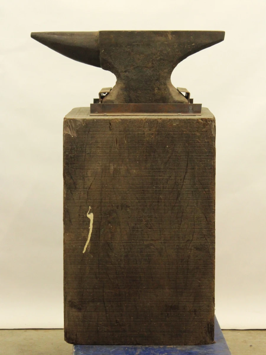 Oud smeed aambeeld op massief houten werkblok - 90,40 kg