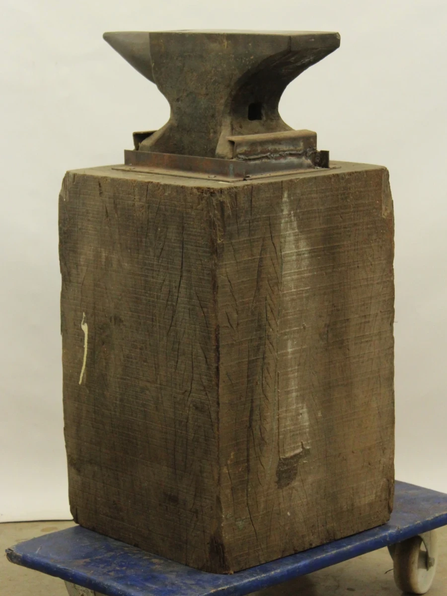 Oud smeed aambeeld op massief houten werkblok - 90,40 kg