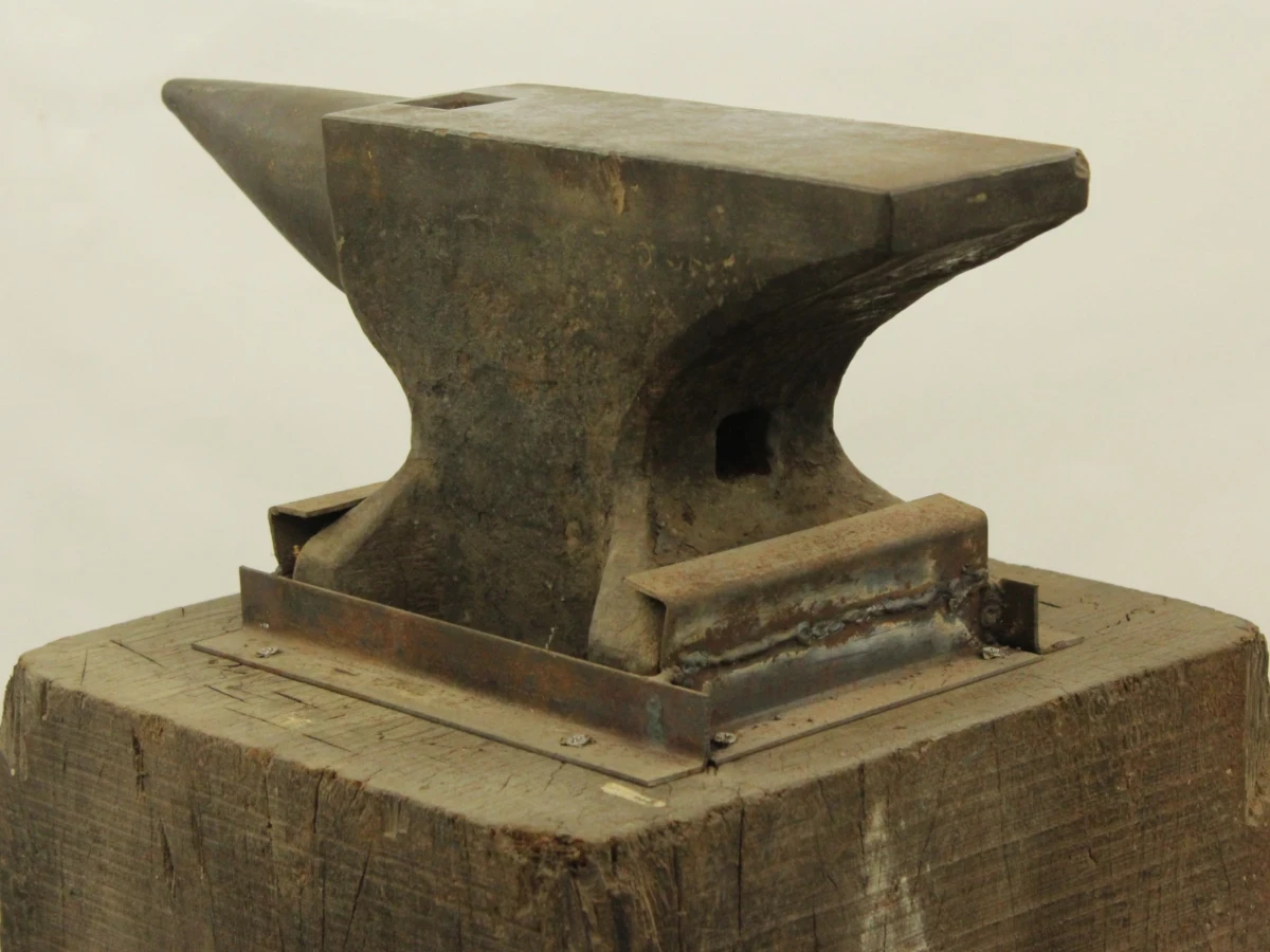 Oud smeed aambeeld op massief houten werkblok - 90,40 kg