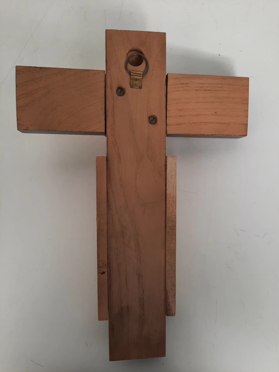 Vintage Houten Wandkruisbeeld met Koperen Christusfiguur – Mid-Century Design