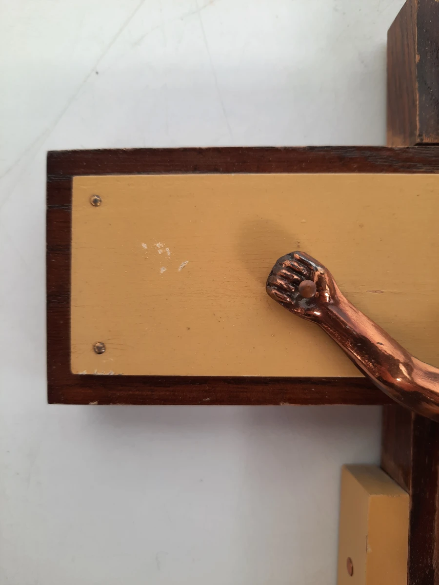 Vintage Houten Wandkruisbeeld met Koperen Christusfiguur – Mid-Century Design