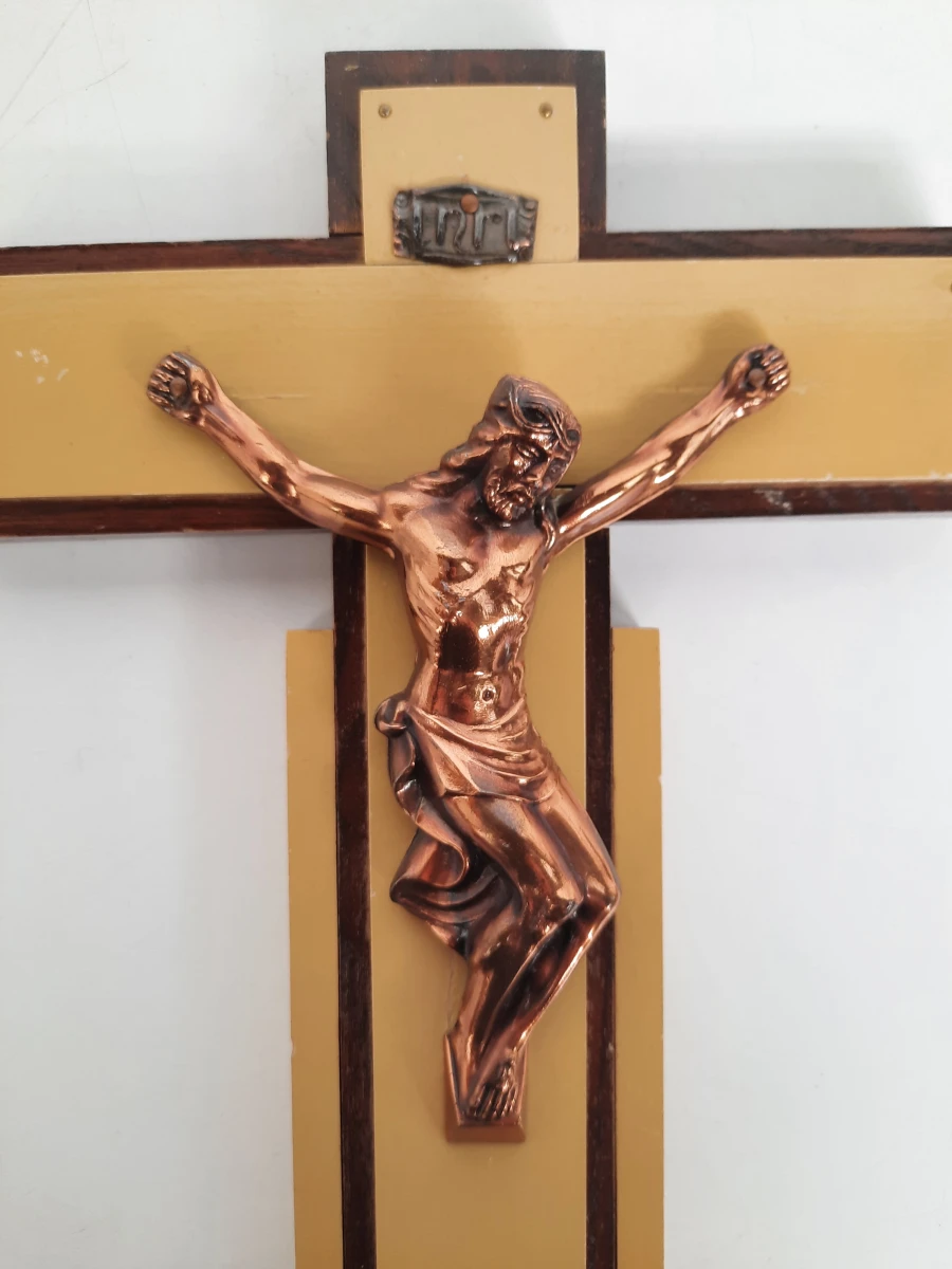 Vintage Houten Wandkruisbeeld met Koperen Christusfiguur – Mid-Century Design