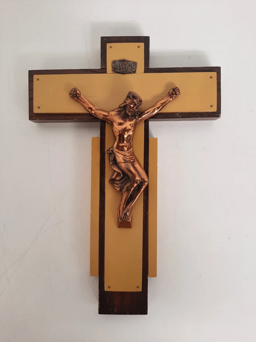Vintage Houten Wandkruisbeeld met Koperen Christusfiguur – Mid-Century Design
