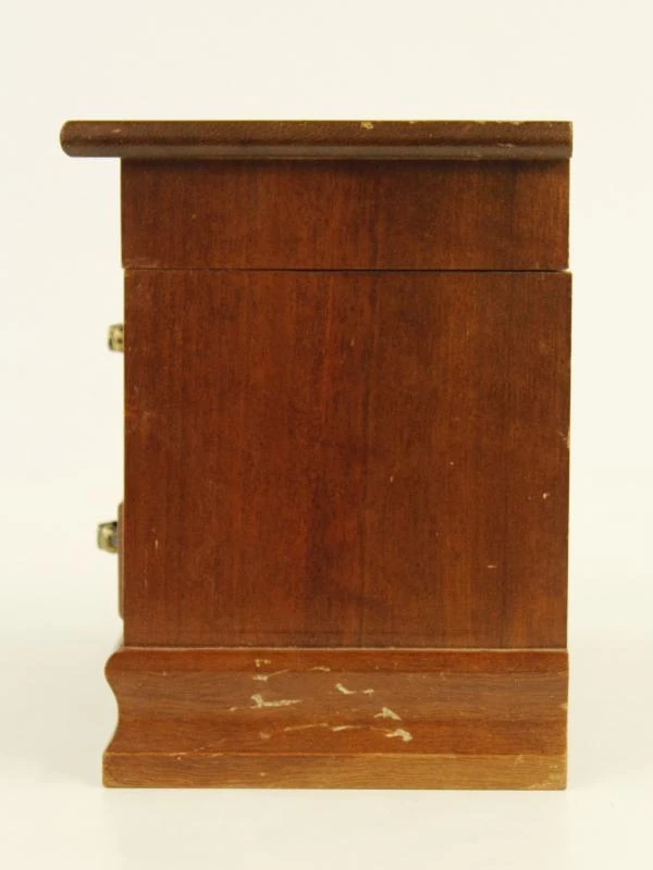 Vintage houten sierraden organizer in landelijke stijl