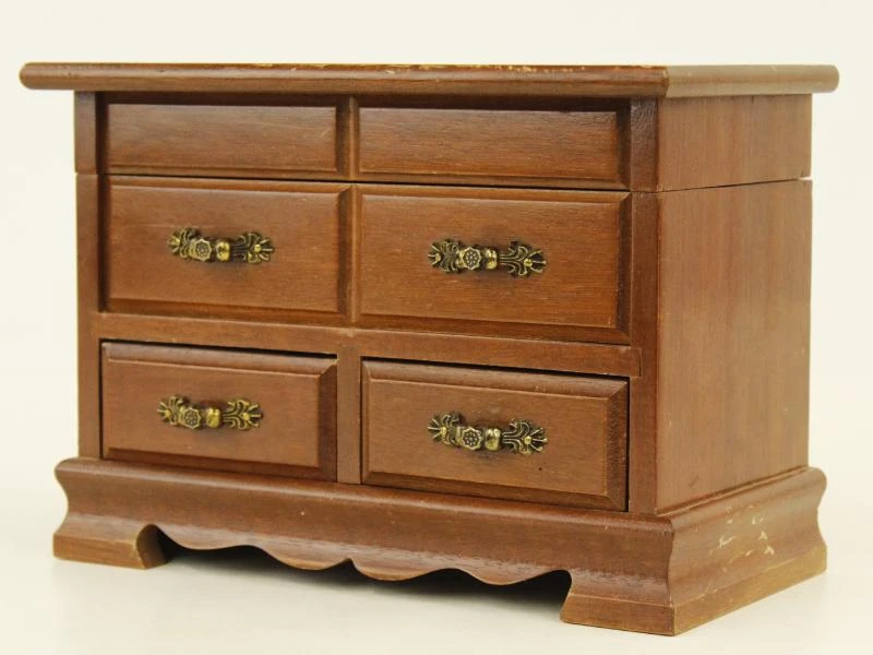 Vintage houten sierraden organizer in landelijke stijl