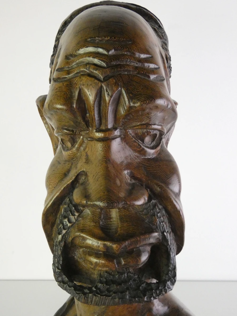 Handgesneden houten buste van een Afrikaanse stamhoofd
