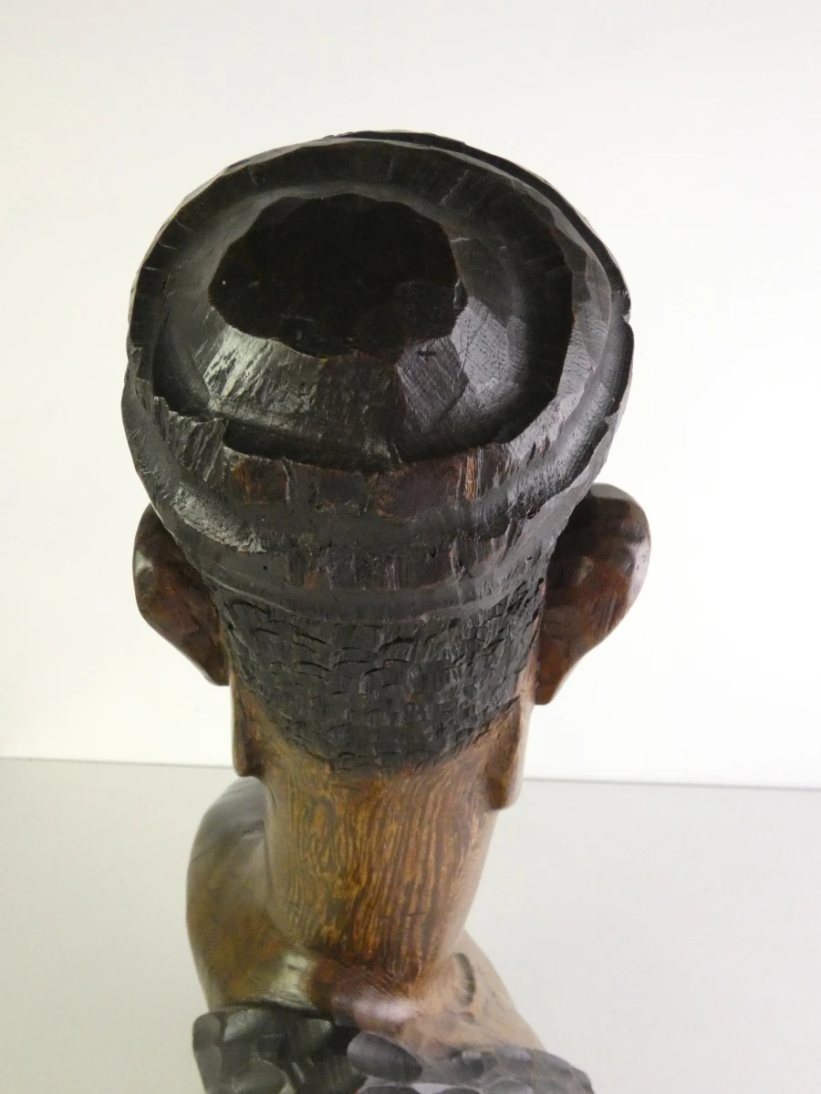 Handgesneden houten buste van een Afrikaanse stamhoofd