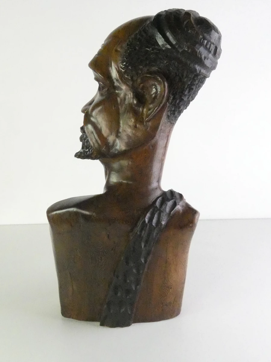 Handgesneden houten buste van een Afrikaanse stamhoofd