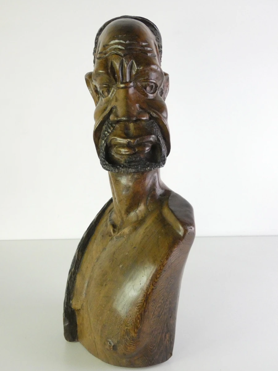 Handgesneden houten buste van een Afrikaanse stamhoofd