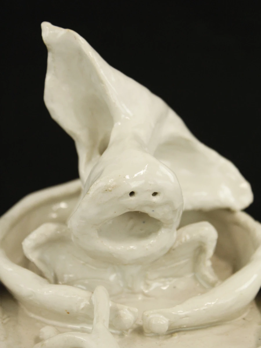 Sculptuur van abstract varken in wit geglazuurde keramiek Fons Van De Weyer