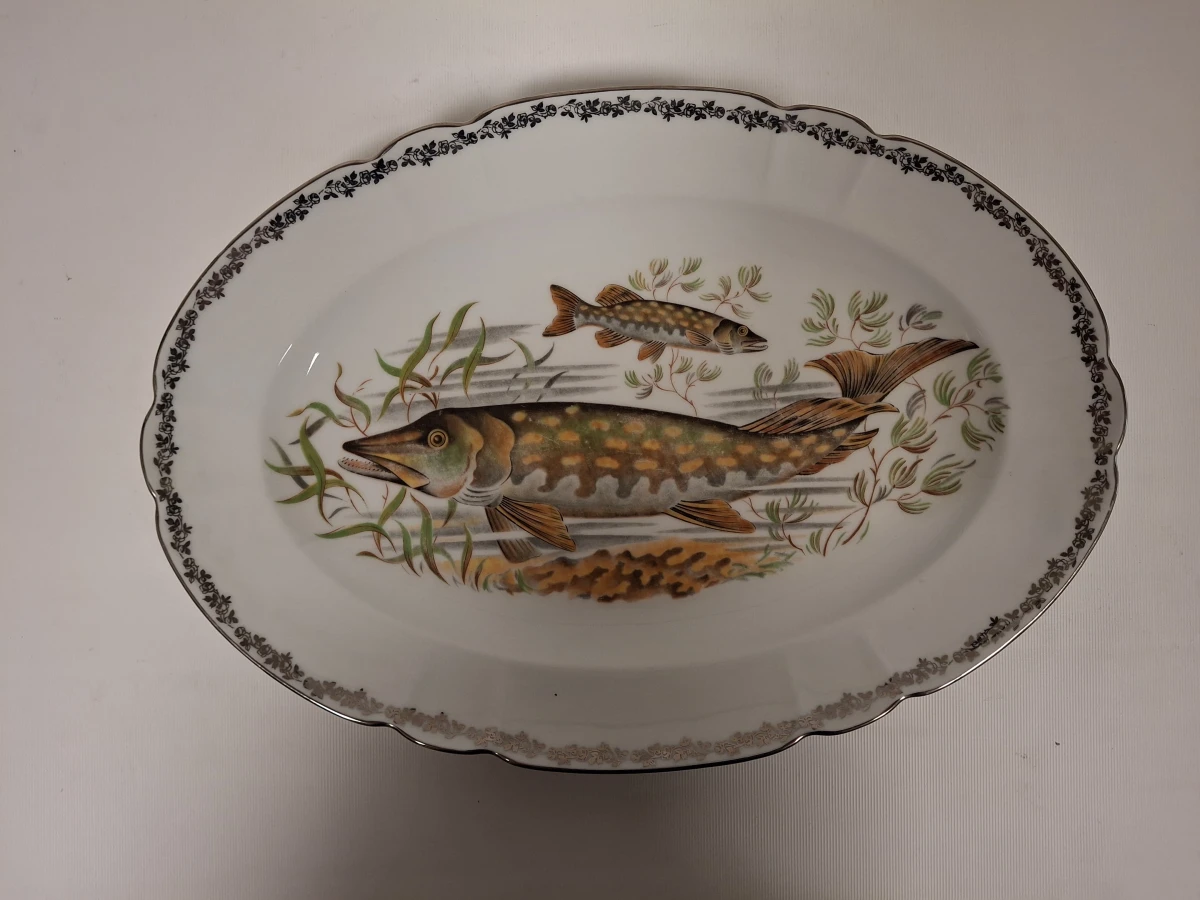 Set van 12 Limoges porseleinen borden met serveerschaal