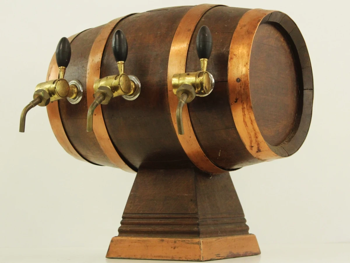 Houten vintage bierton met kranen