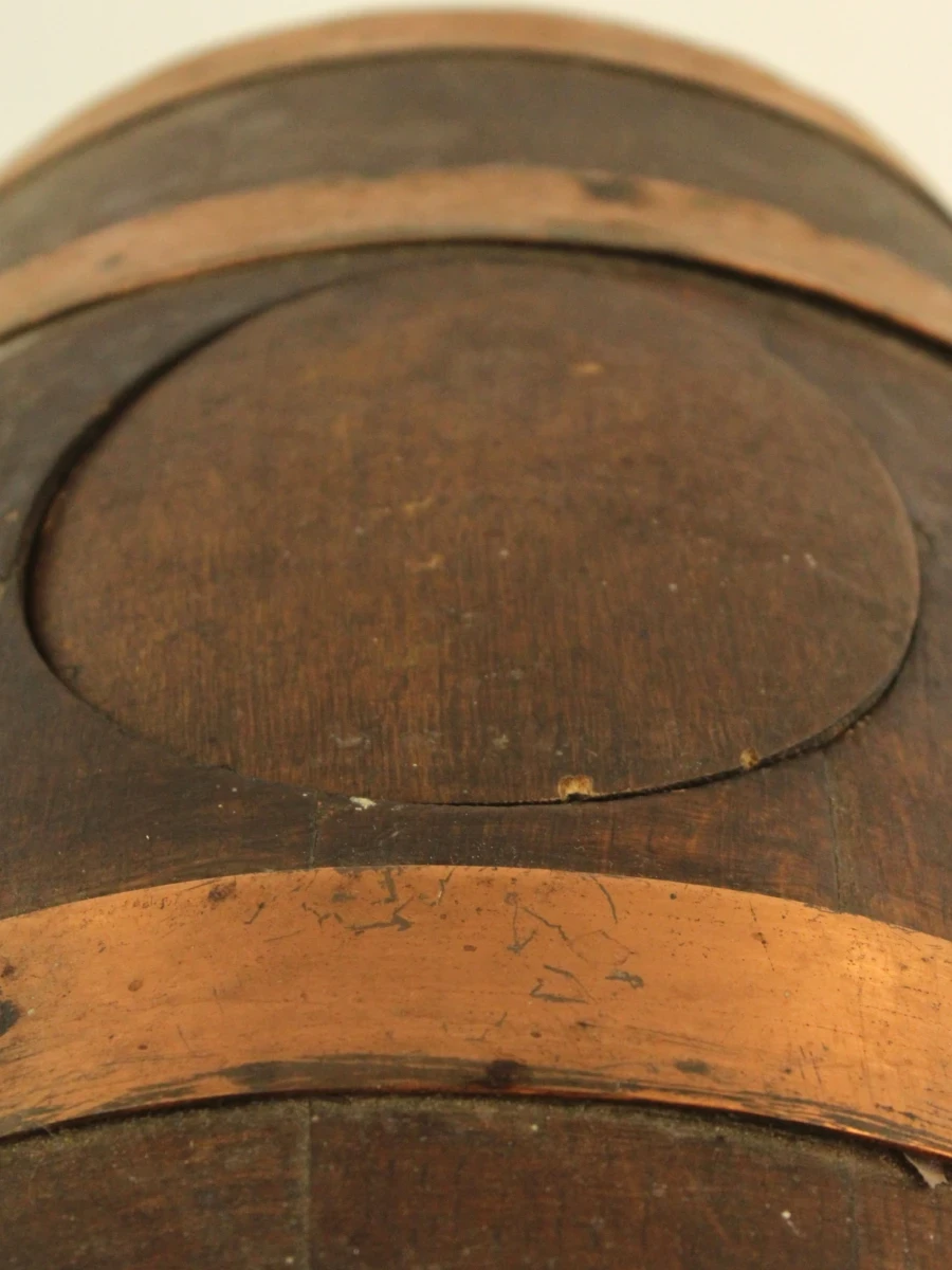 Houten vintage bierton met kranen