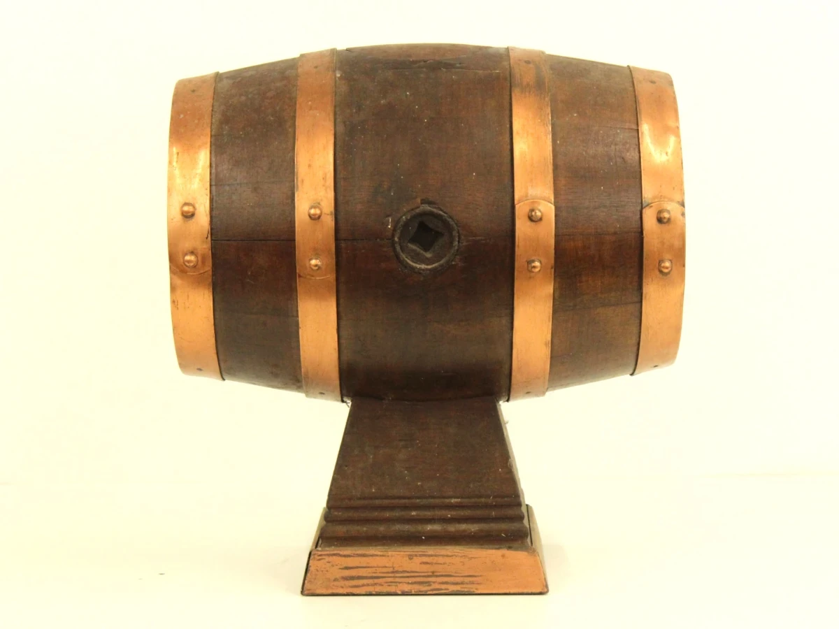 Houten vintage bierton met kranen
