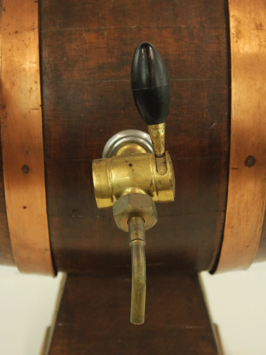 Houten vintage bierton met kranen
