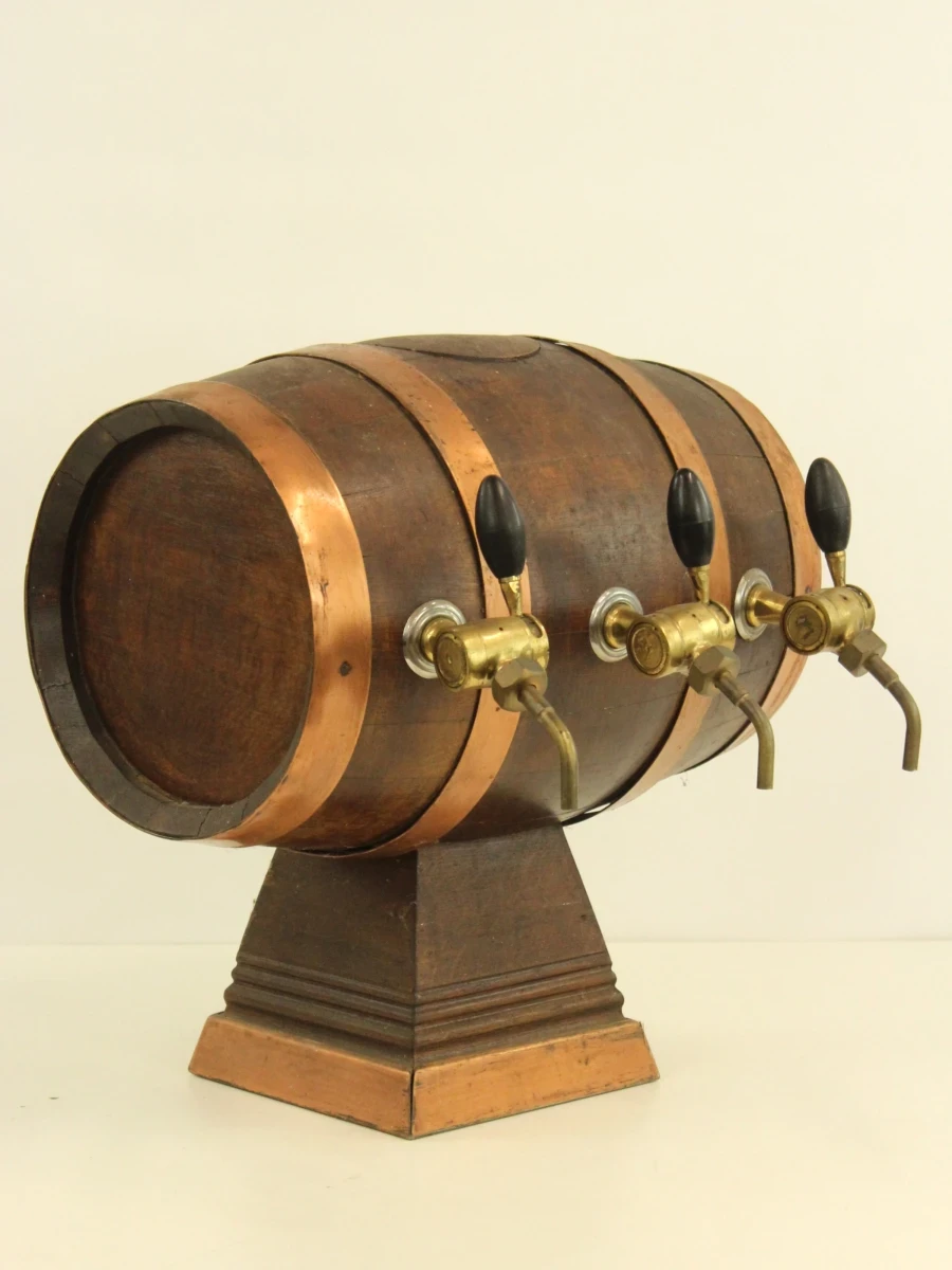 Houten vintage bierton met kranen