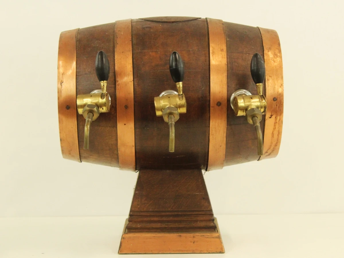 Houten vintage bierton met kranen