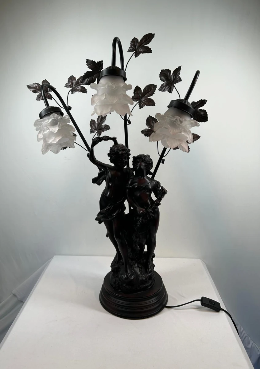 Klassieke tafellamp met engelfiguren en bloemkappen