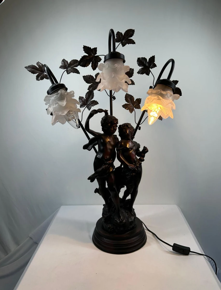 Klassieke tafellamp met engelfiguren en bloemkappen