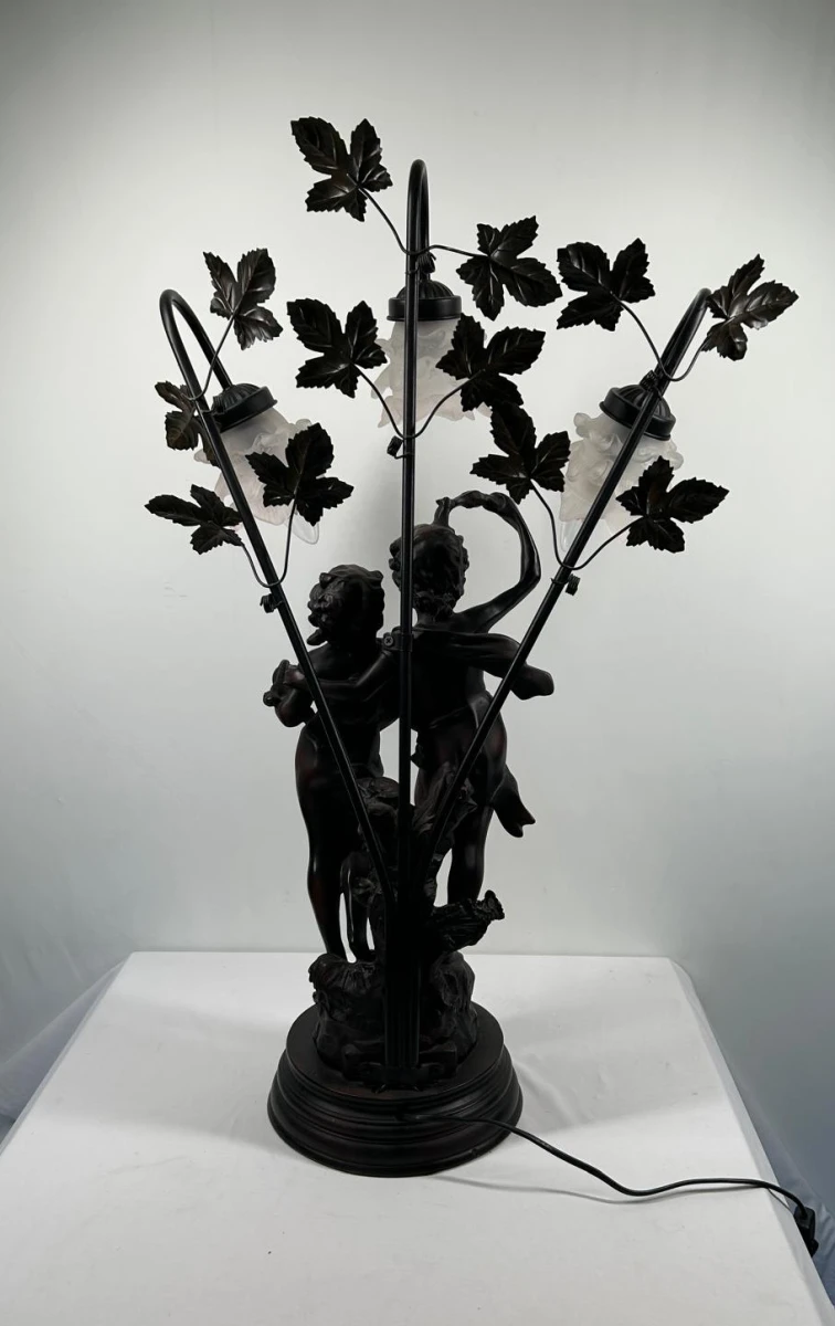 Klassieke tafellamp met engelfiguren en bloemkappen