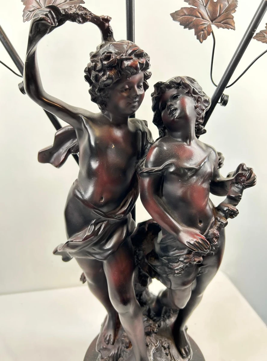 Klassieke tafellamp met engelfiguren en bloemkappen