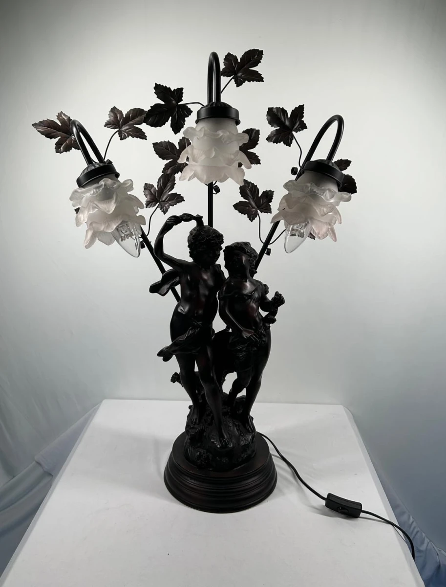 Klassieke tafellamp met engelfiguren en bloemkappen