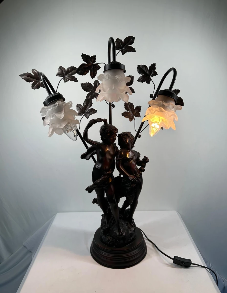 Klassieke tafellamp met engelfiguren en bloemkappen