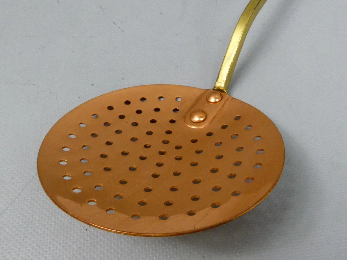 Vintage koperen schuimspaan met messing geklonken handvat