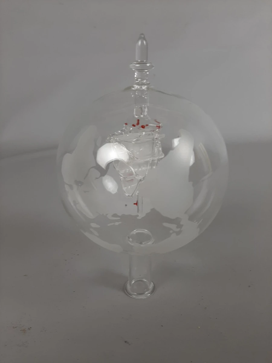 glazen whiskykaraf in wereldbol-ontwerp