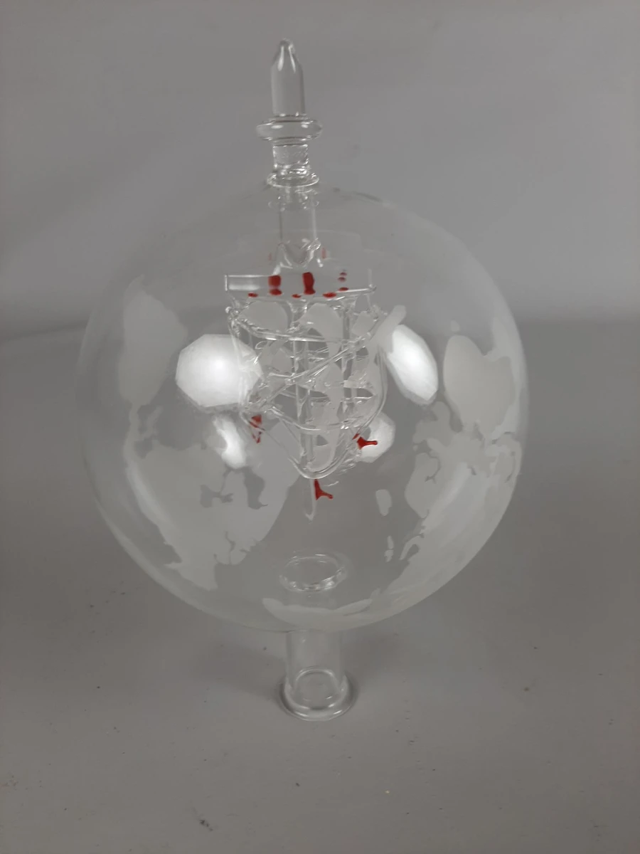 glazen whiskykaraf in wereldbol-ontwerp