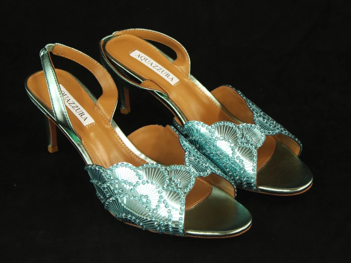 Aquazzura slingback hakken met blauwe metalic afwerking in textiel en kalfsleder